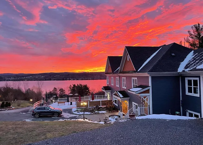 Au Sommet Du Lac Magog