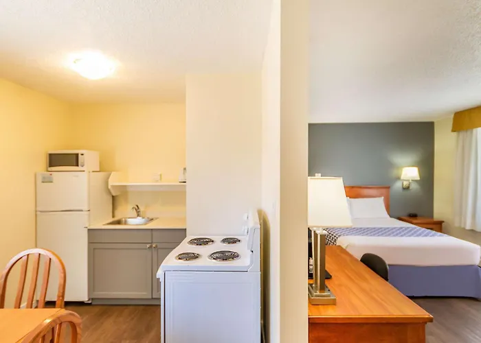 Econo Lodge Inn & Suites University