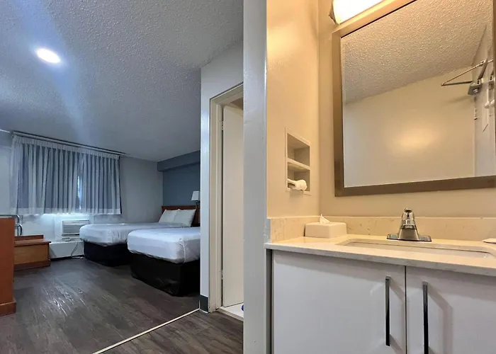 Econo Lodge Motel Village