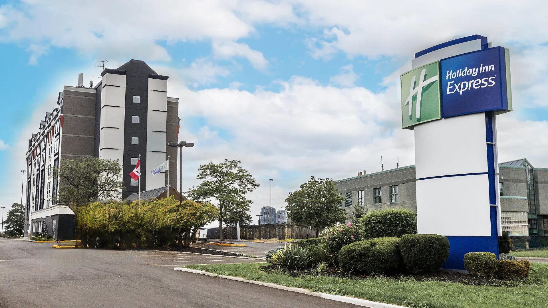 8 Business Hotels Close to North York Gibson House Museum
