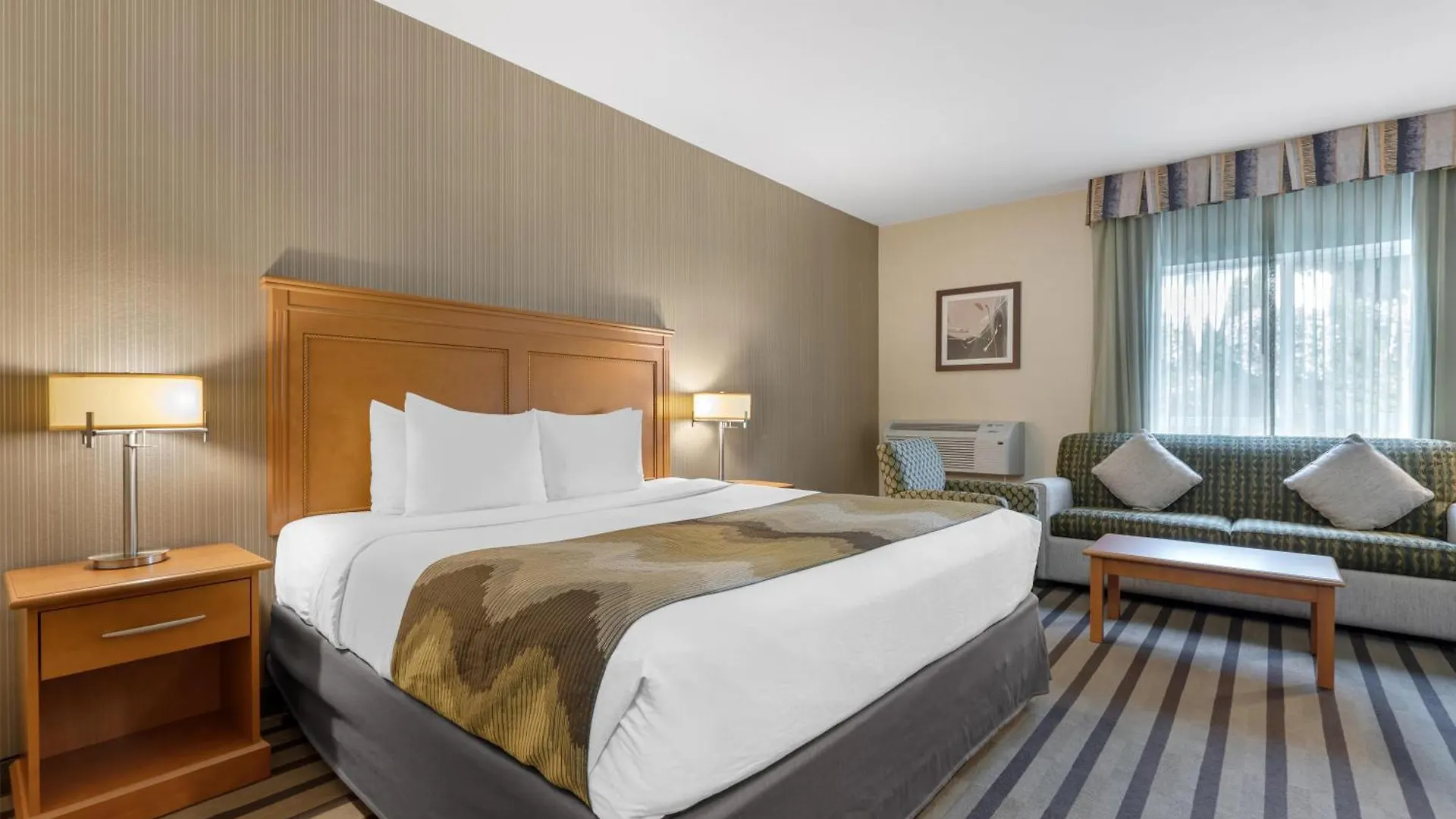 6 Business Hotels Close to Cloverdale Arena Worth Booking