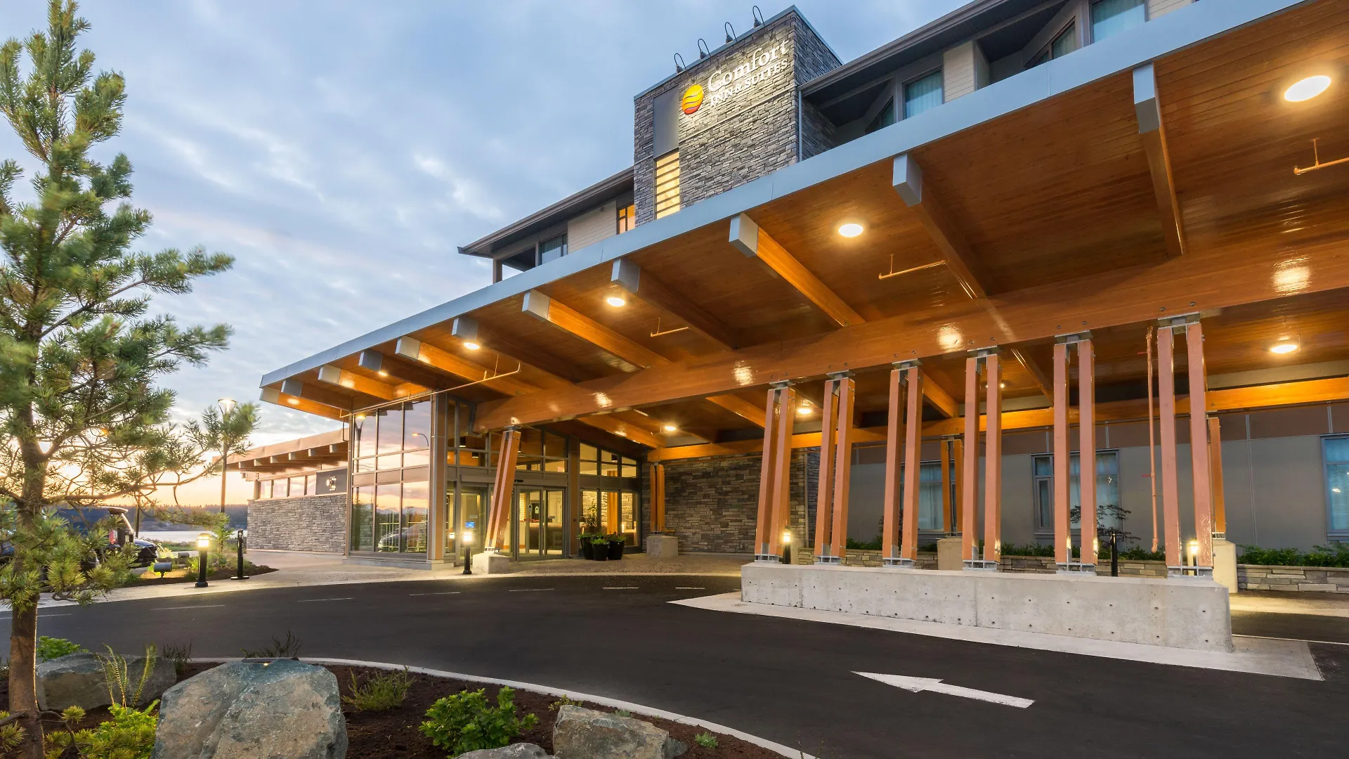 Staying Near Elk Falls: 4 Airport Hotels in Campbell River Compared