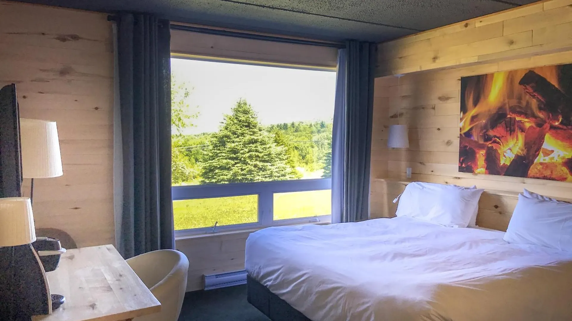 Staying in Eastern Townships: 9 Budget Hotels Compared