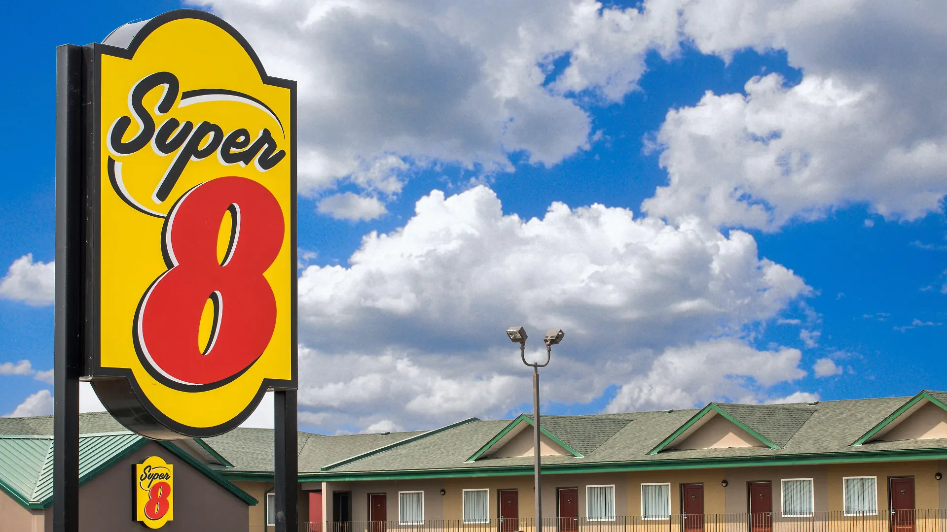 Staying Solo in Alberta: 7 Hotels Compared for Independent Travelers