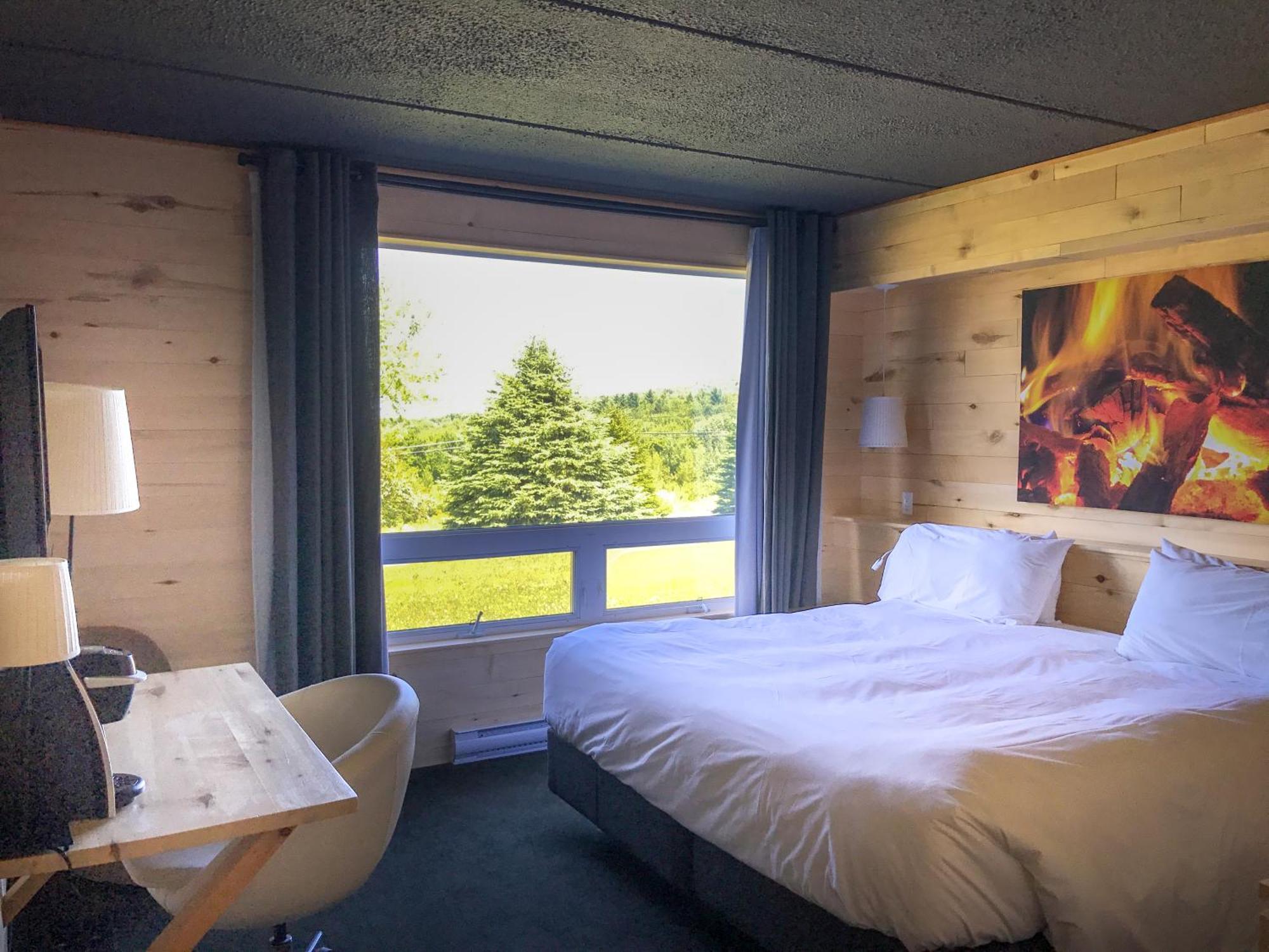 Staying in Eastern Townships: 9 Budget Hotels Compared
